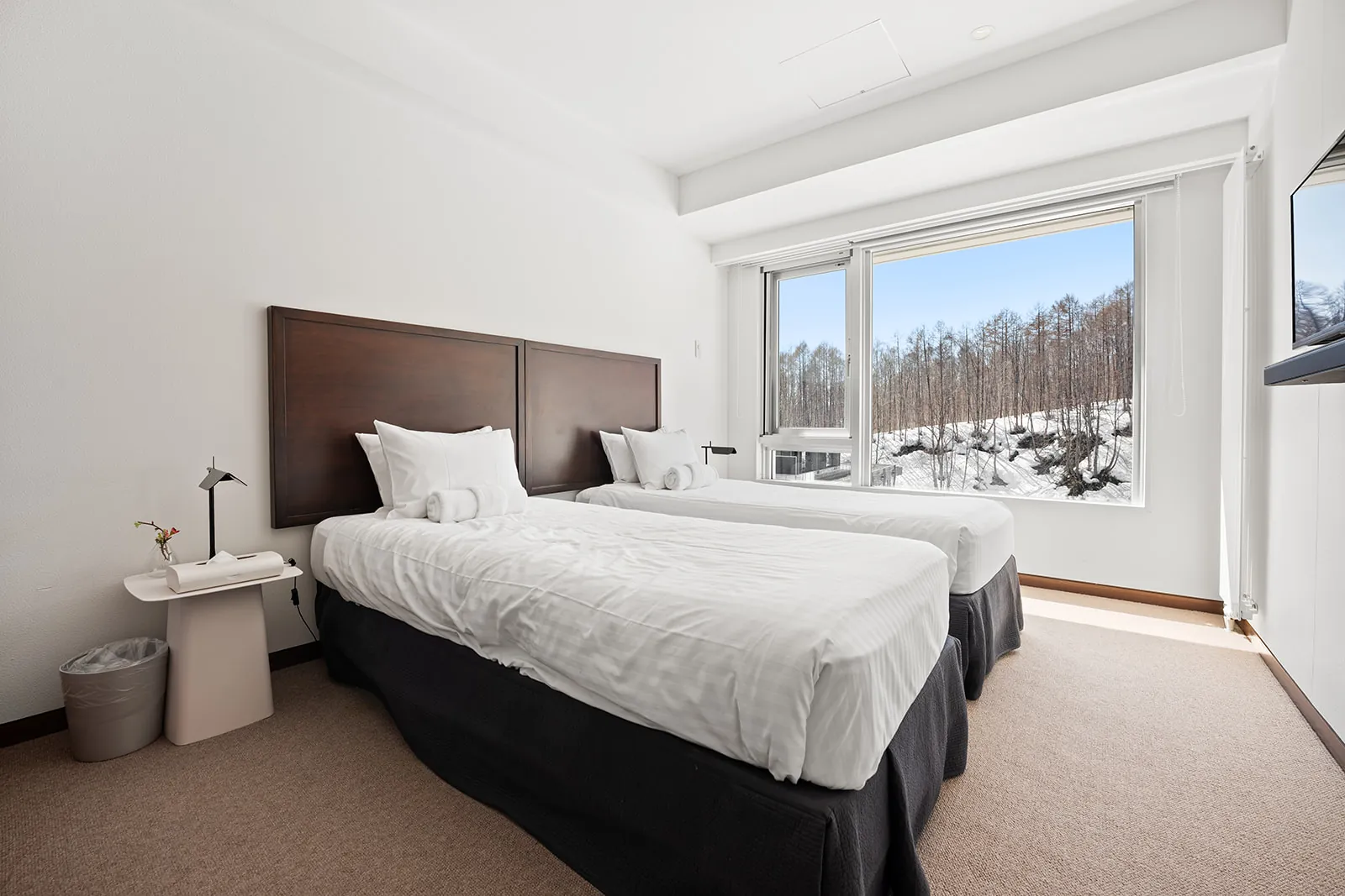 Twin bedroom with a forest view at Alpen Ridge Hotel Niseko
