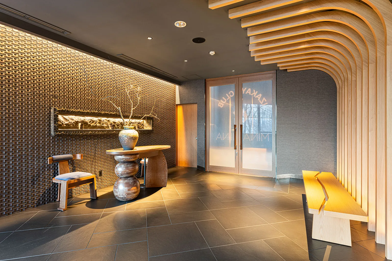 Mina Mina restaurant foyer with a sculpted console and textured wall, Club Med Sahoro