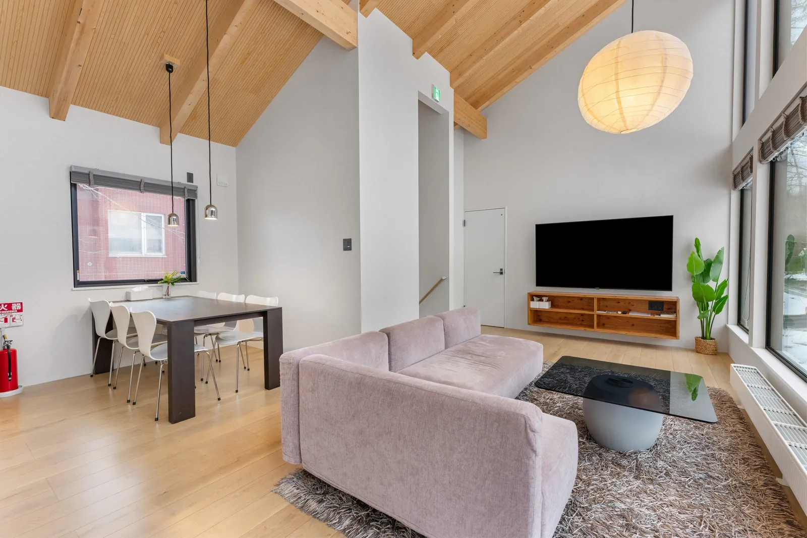 Living room with pink sofa at Dreamlife Niseko