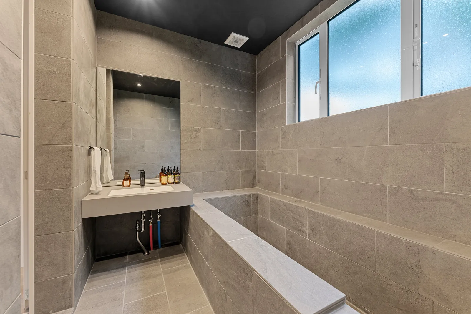 Bathroom tub at Hanazaki Royal Town