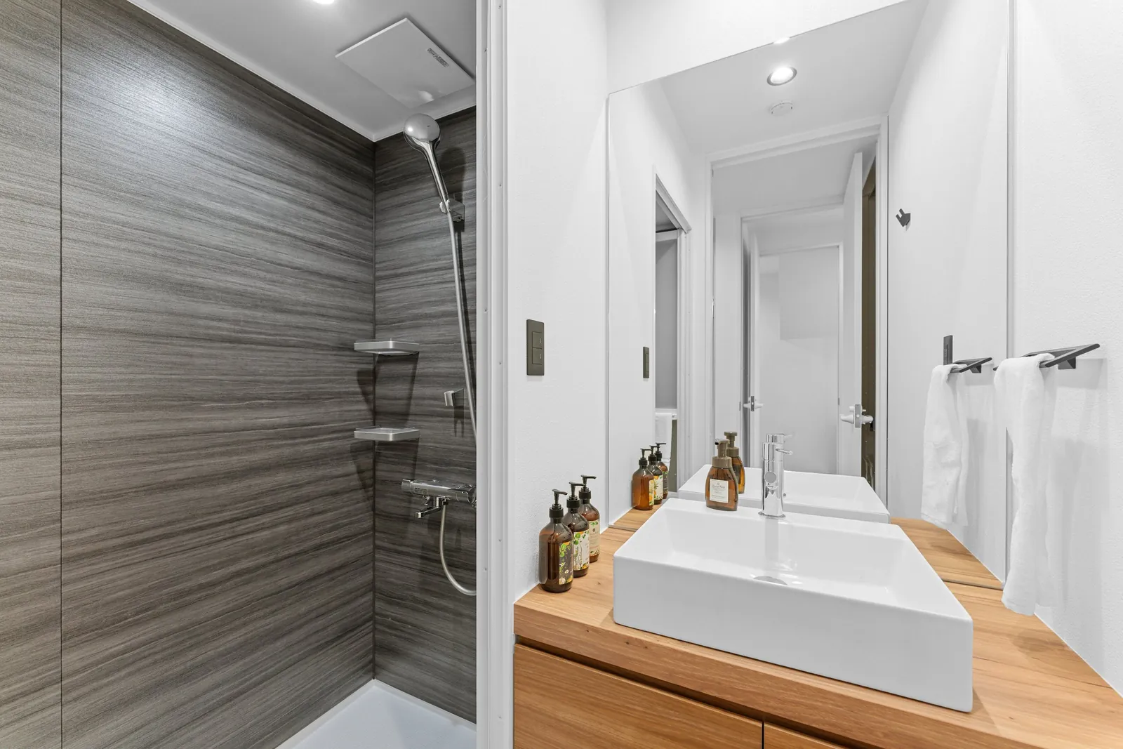 Shower and double vanity at Hanazaki Royal Town