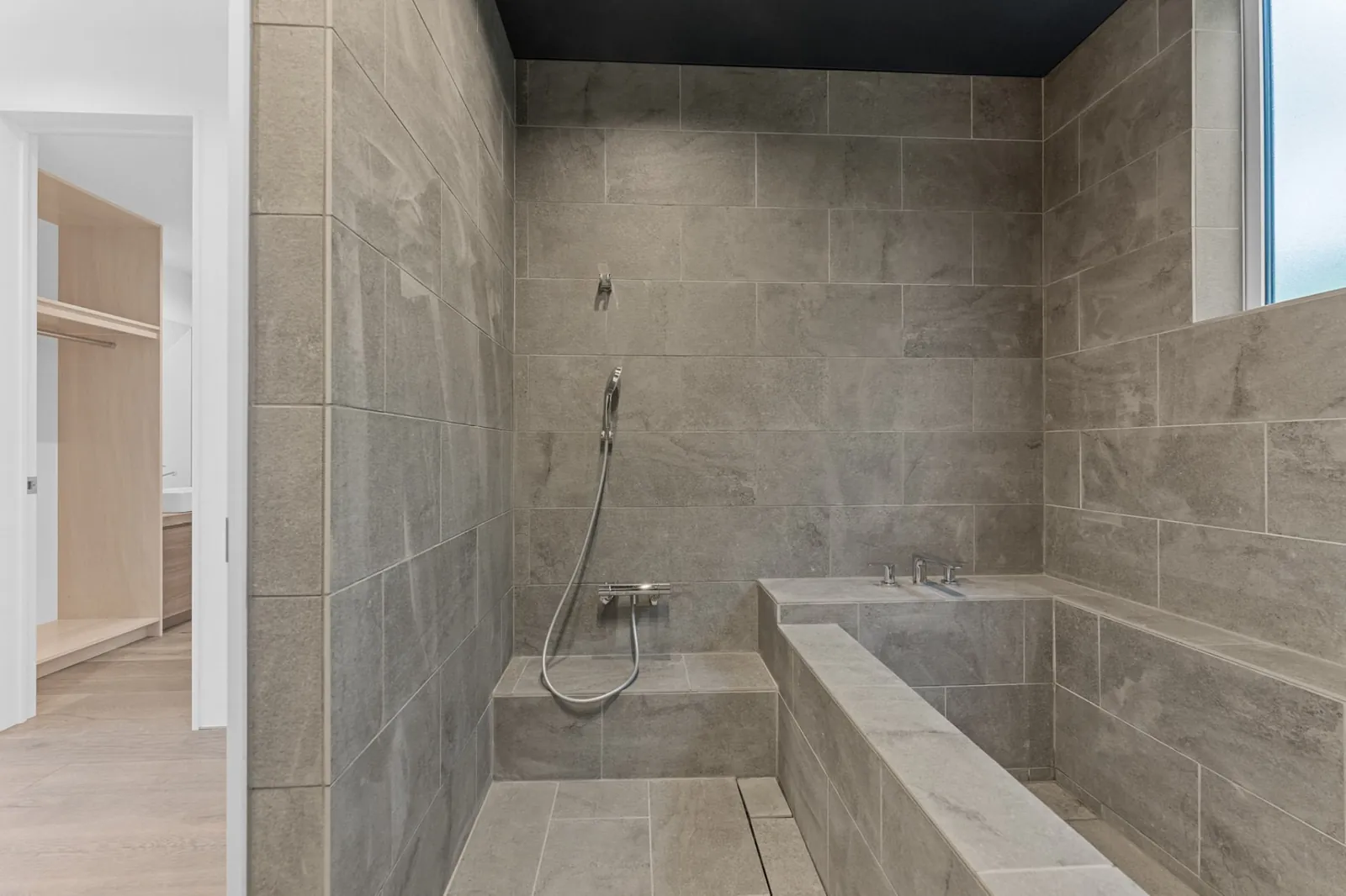 Tiled bathtub at Hikari Hanazaki