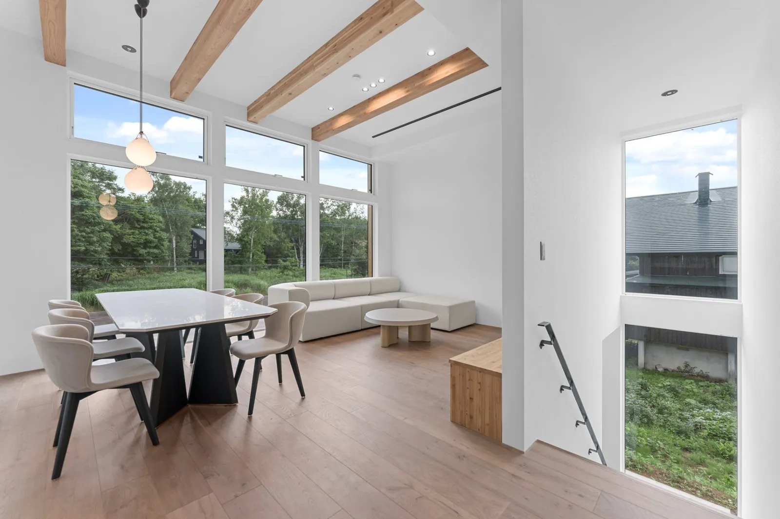 Living room with timber beams at Hikari Hanazaki