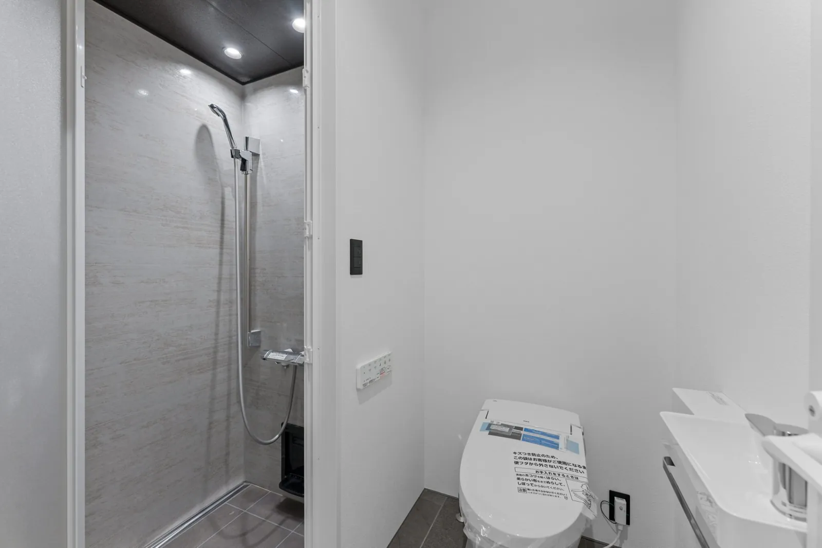 Shower and toilet at Hikari Hanazaki