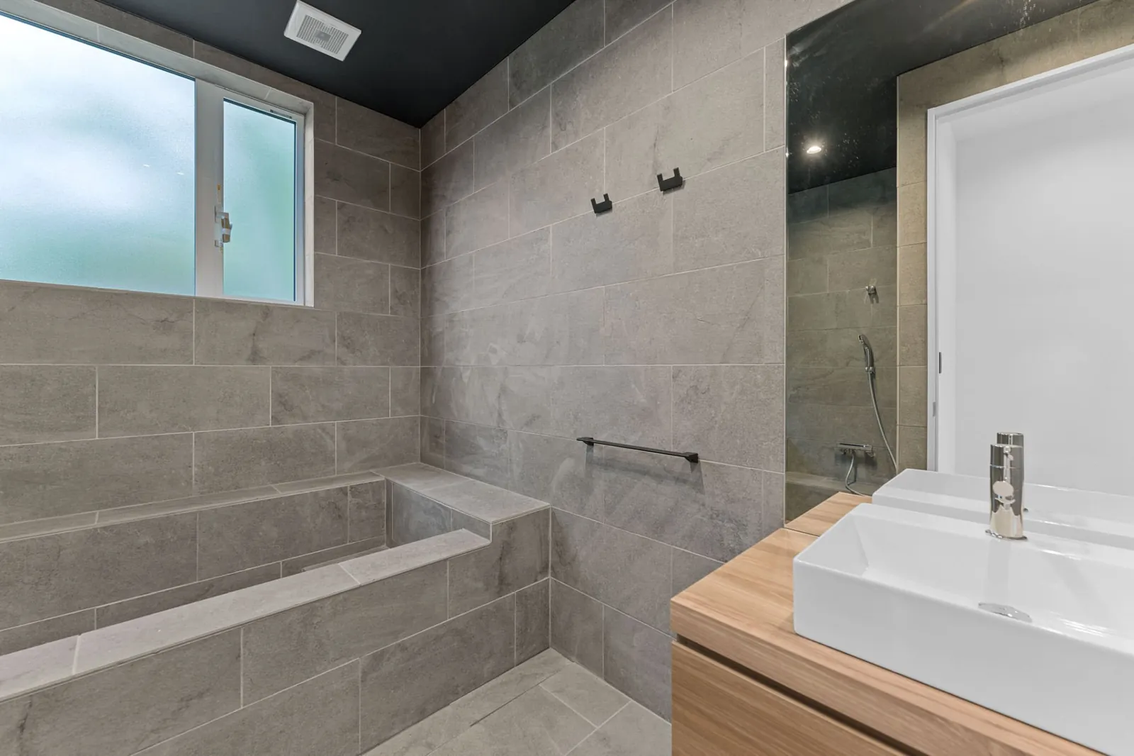 Stone tiled bathroom at Hikari Hanazaki