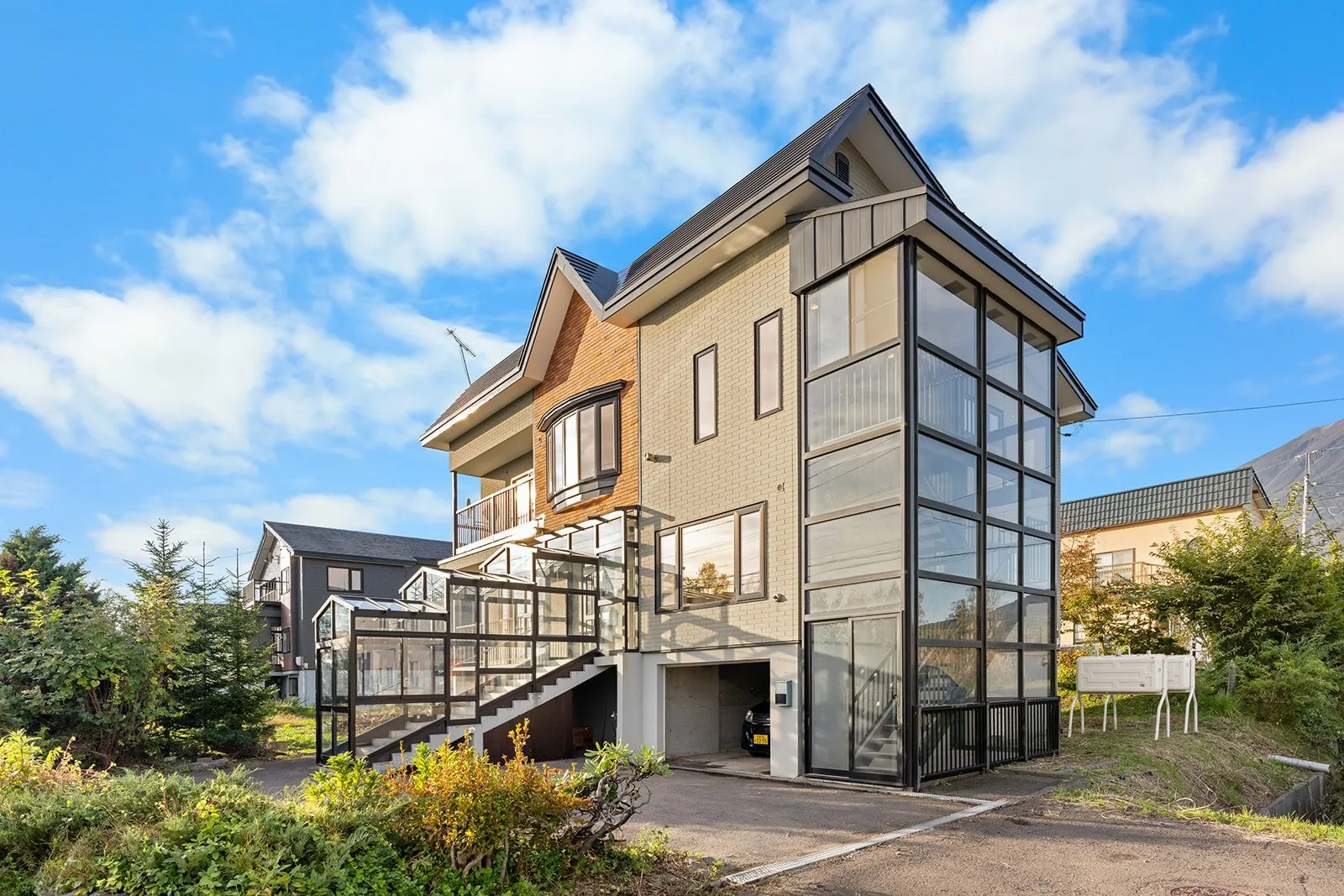 Makkari House with glazed stair tower