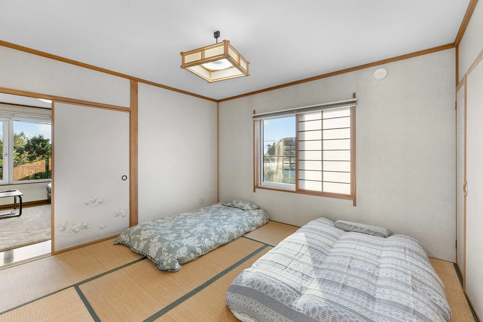 Tatami bedroom with futons at Makkari House