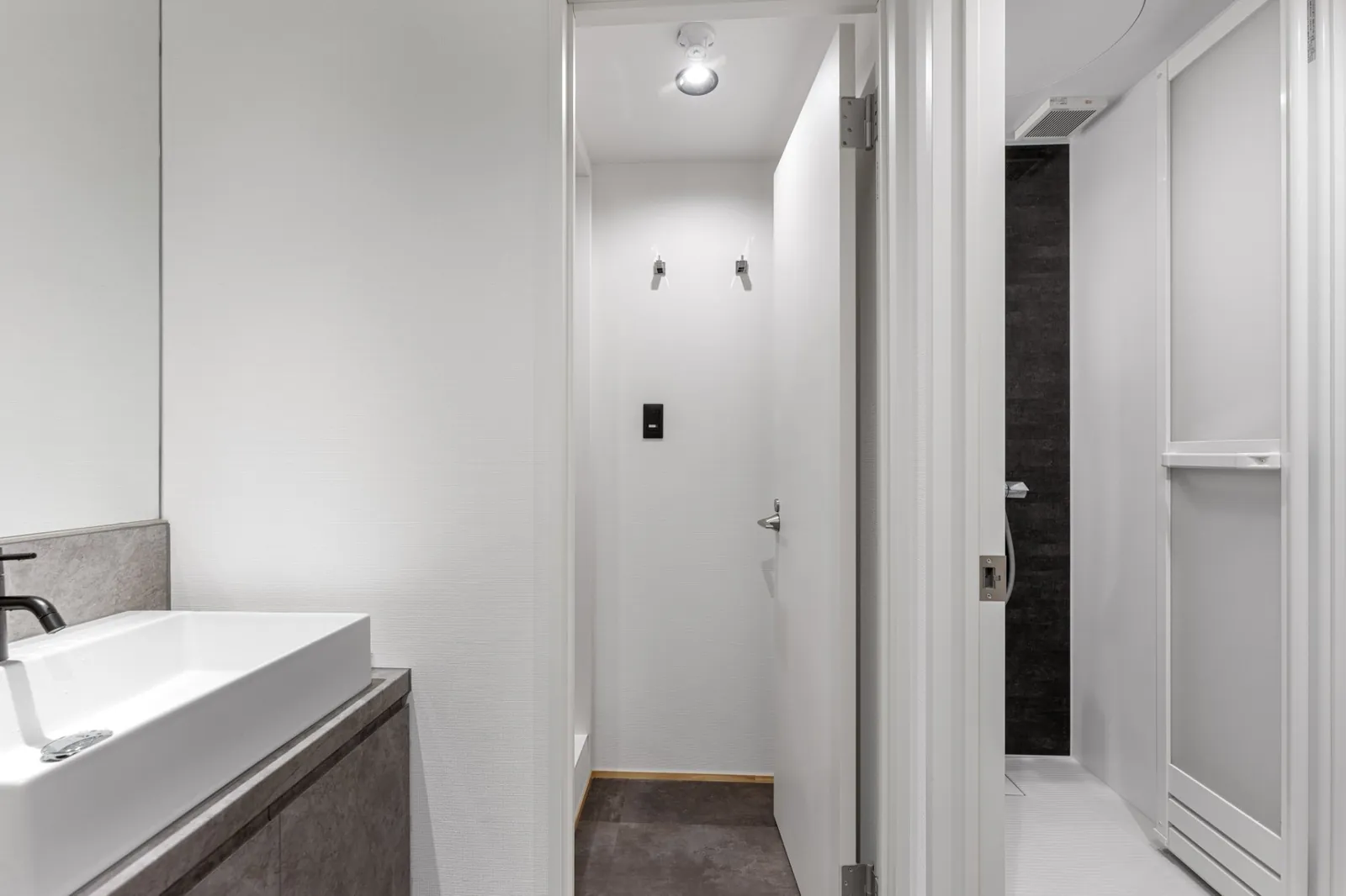 MOD Kutchan hallway with shared basin and shower doors